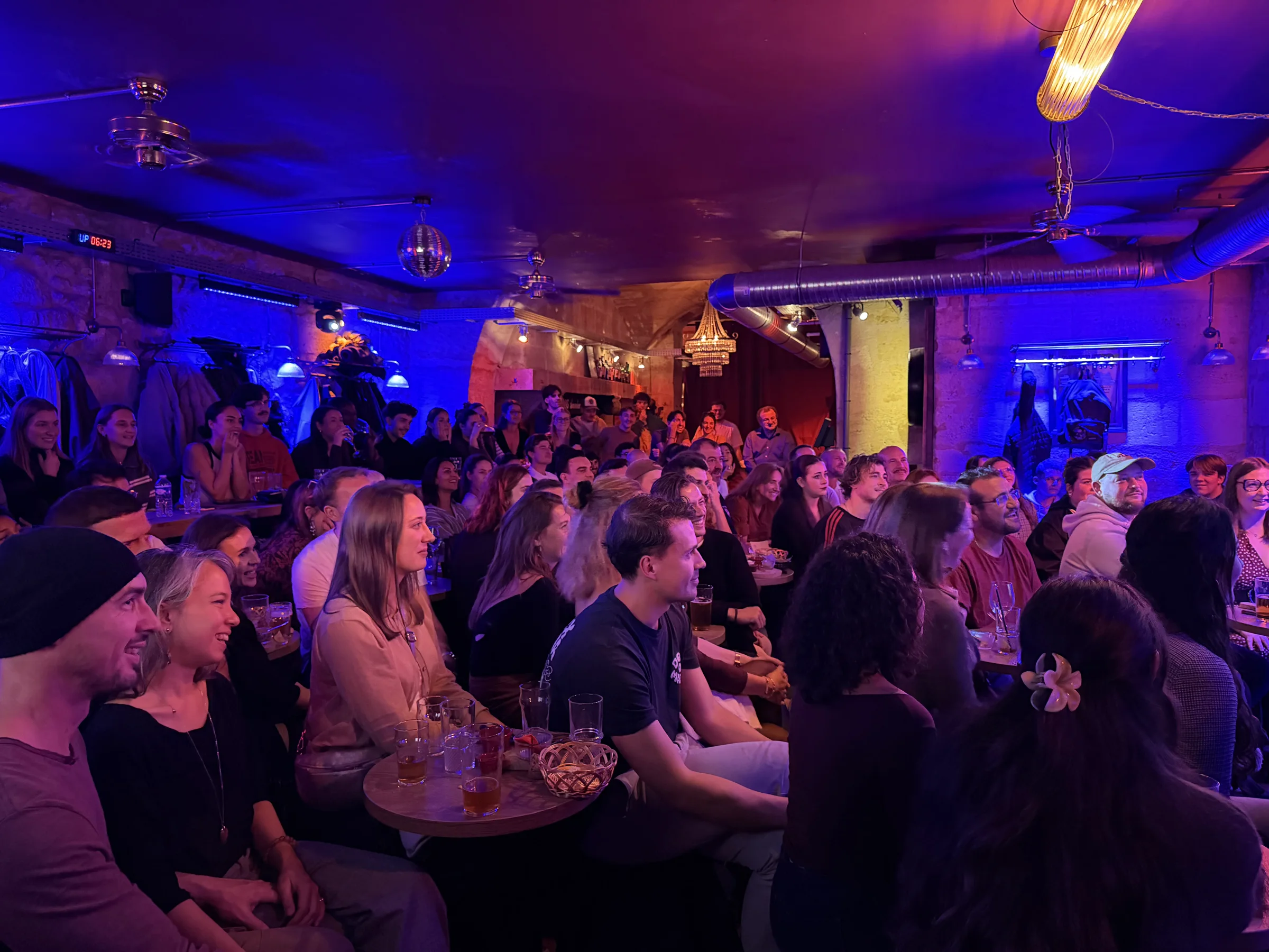 Le public du Fire Comedy Club applaudit