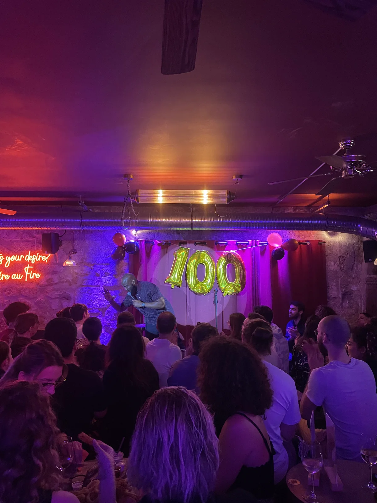 Un humoriste sur la scène du Fire Comedy Club