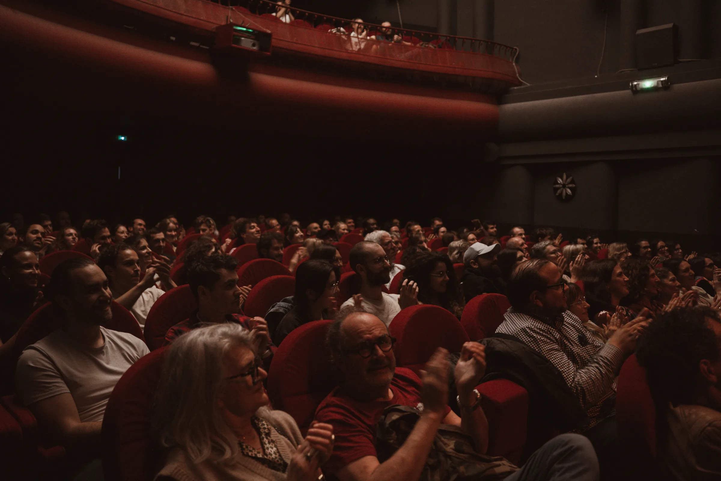 Le public d'une production OTI applaudit